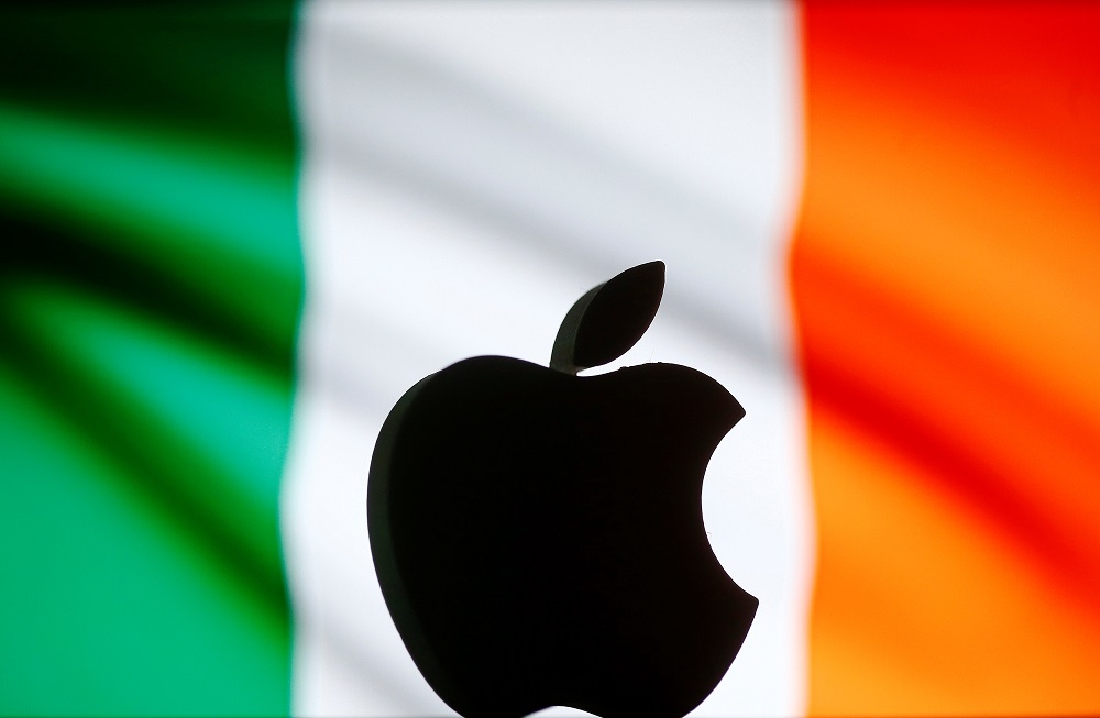 3D 列印的蘋果商標置於愛爾蘭國旗前。（湯森路透）