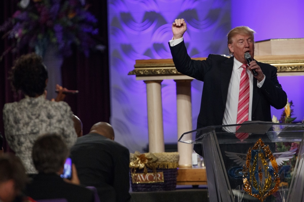 美國共和黨總統候選人川普3日於底特律一間教友主要為黑人的教堂發表演說。（美聯社）