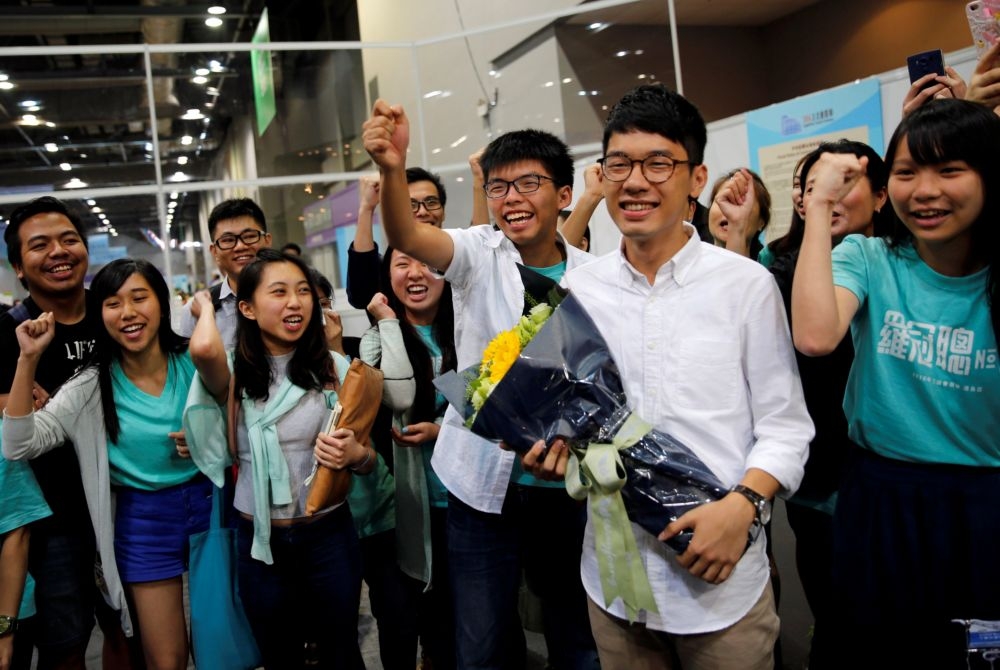 曾於2014年與佔中運動擔任領導人之一的羅冠聰（右二白衣者，其左為黃之鋒），5日當選香港立法會新科議員。（湯森路透）