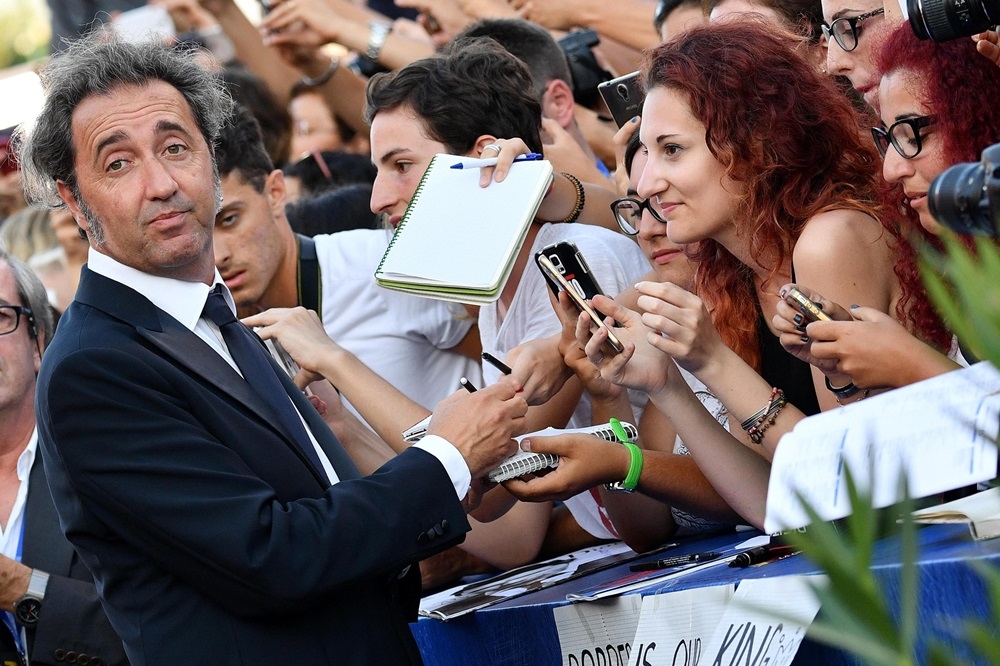 保羅·索倫提諾（Paolo Sorrentino）在威尼斯影展為影迷簽名（AP）