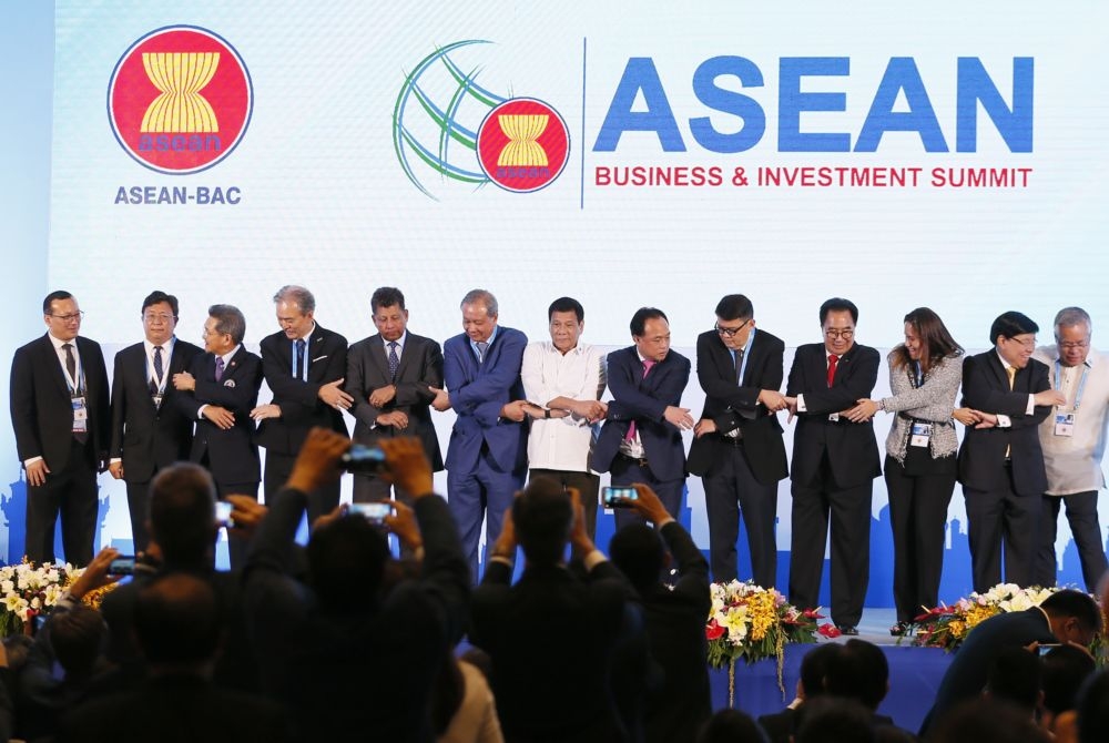 菲律賓總統杜特蒂（白衣者）上任後首次參加2016年東協高峰會。（美聯社）