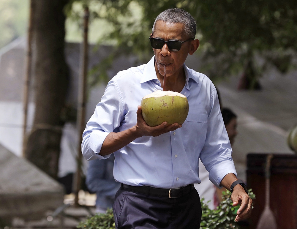 美國總統歐巴馬正在引用新鮮椰子汁。（美聯社）