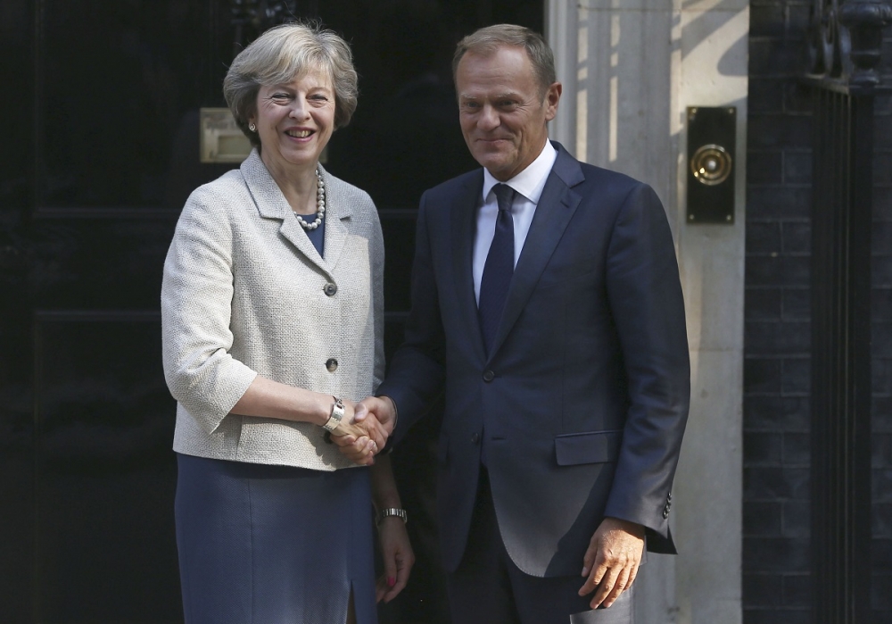 英國首相梅伊（左）與歐洲理事會主席圖斯克（右）會面。（湯森路透）