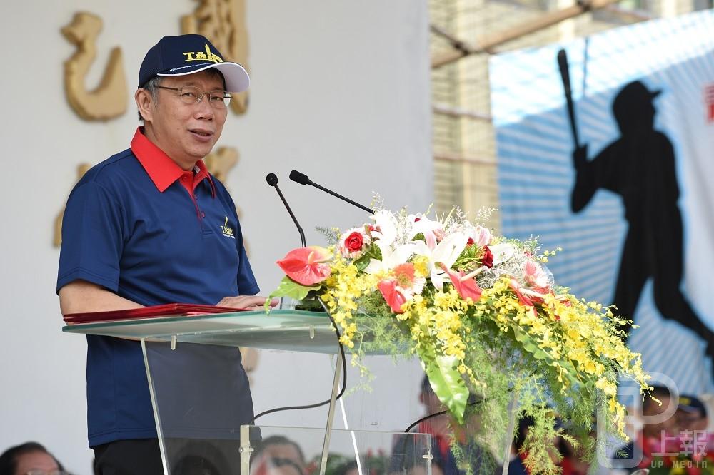 台北市後備指揮部11日舉辦105年度後備軍人運動大會，台北市長柯文哲也帶著2017世大運吉祥物熊大參加。（攝影：葉信菉）