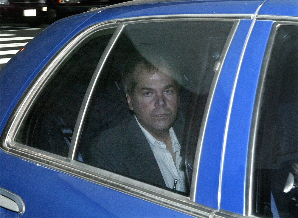 2003年，辛克利坐車前往華盛頓地區的法院。（美聯社）