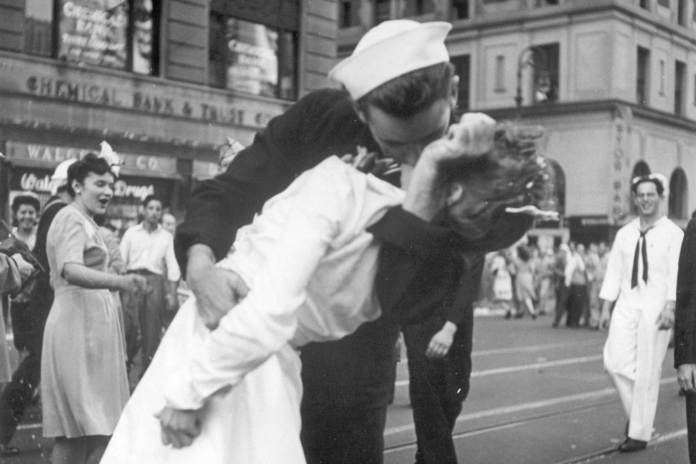 「勝利之吻」經典照片風靡全球70年。 （美聯社）