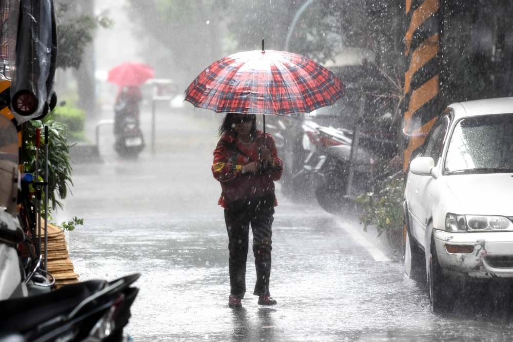中央氣象局表示，強颱莫蘭蒂14下午將移至台灣西南部，屆時沿海民眾需慎防海水倒灌。（攝影：葉信菉）
