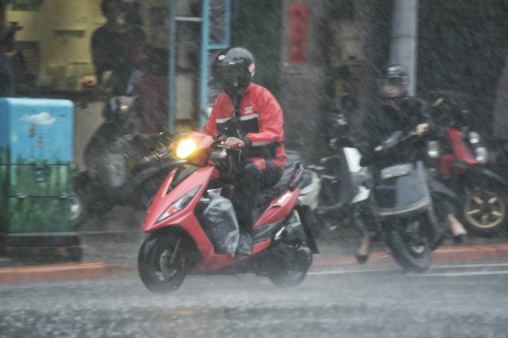 交通部公路總局表示，因強烈颱風莫蘭蒂挾強風豪雨襲台，截至14日中午，已有5處省道出現災情，另有多處路段預警封閉。（攝影：葉信菉）