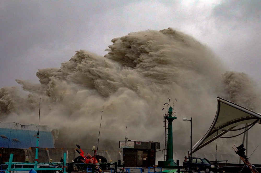 台東的富岡漁港遭強風肆虐，因此有民眾到現場拍攝難得一見的巨浪奇觀。（翻攝自自然與生態攝影學會）