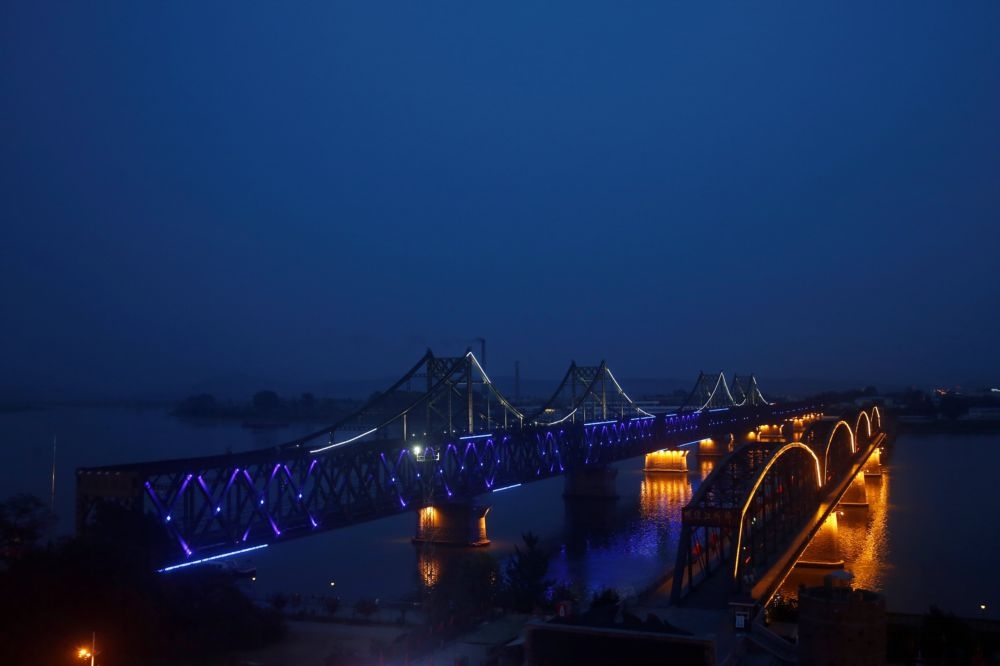 連接中國北韓的中朝友誼橋（左，圖右為舊橋）。（湯森路透）