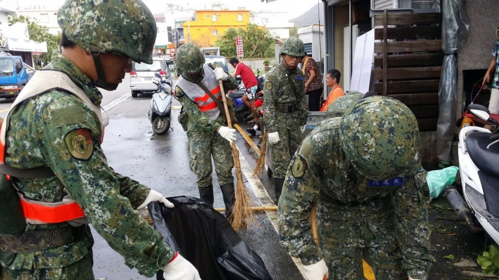 強颱莫蘭蒂離開台灣後，國軍動員4500人清理家園。（國防部提供）