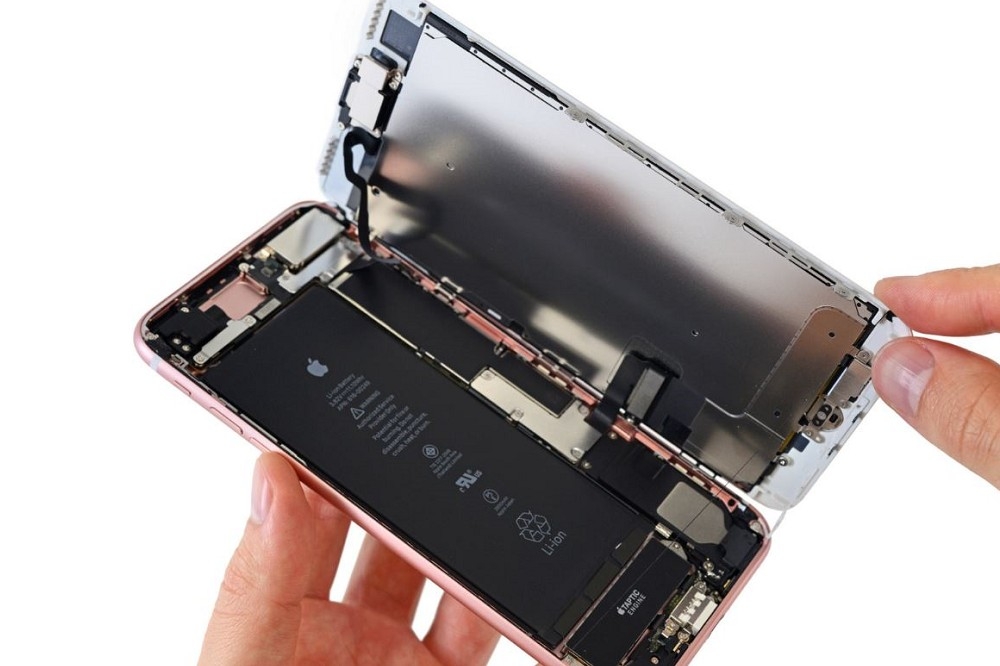 iFixit團隊拆解iPhone 7 Plus 電池容量為2900 mAh、3G RAM。（翻攝自ifixit網站）