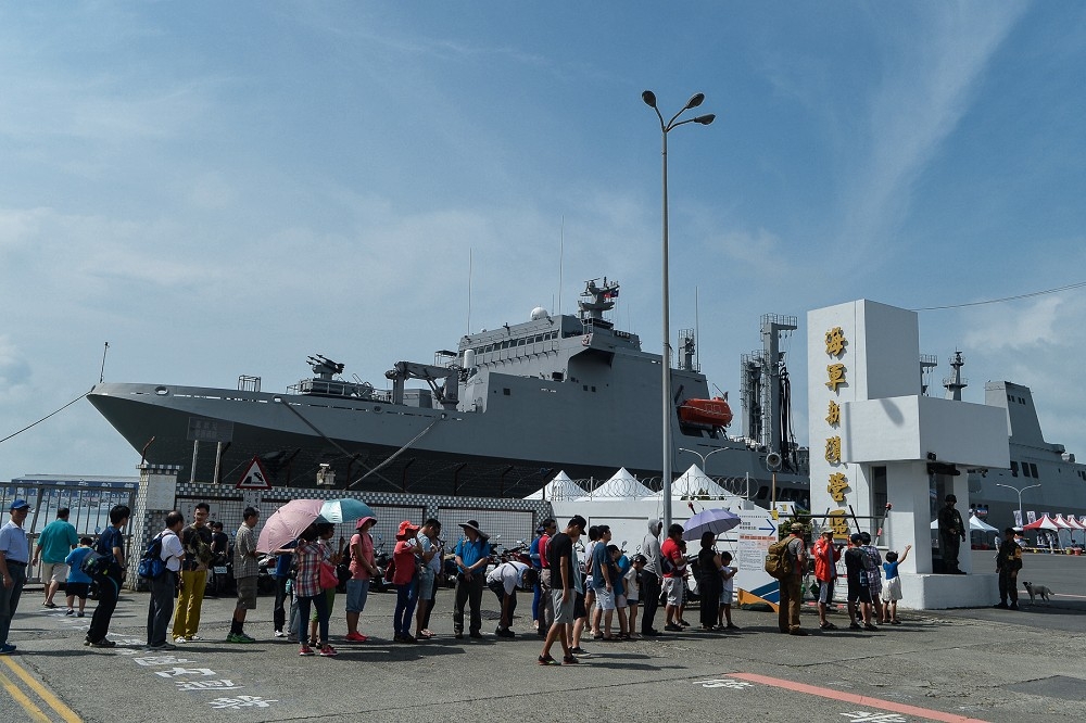 台灣區造船工業同業公會在高雄港新濱碼頭，17日至18日首次發起國際性海事展，吸引不少民眾參觀。（台灣區造船工業同業公會提供）