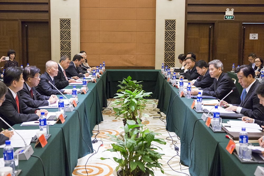 「台灣縣市長參訪團」18日於北京與張志軍（右3）會面。（摘自國台辦）