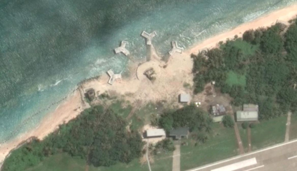 Google Earth近日更新圖資，太平島西北側新建的的「大型三爪基座」曝光，引起網友熱議。但海巡署19日不願對此基座的用途進行說明。（翻攝自Google Earth）