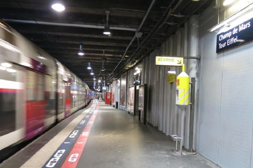 1名台灣旅客在法國巴黎搭火車時遭人攻擊，並被火車拖行數公尺，傷勢嚴重。（翻攝自LeParisien）