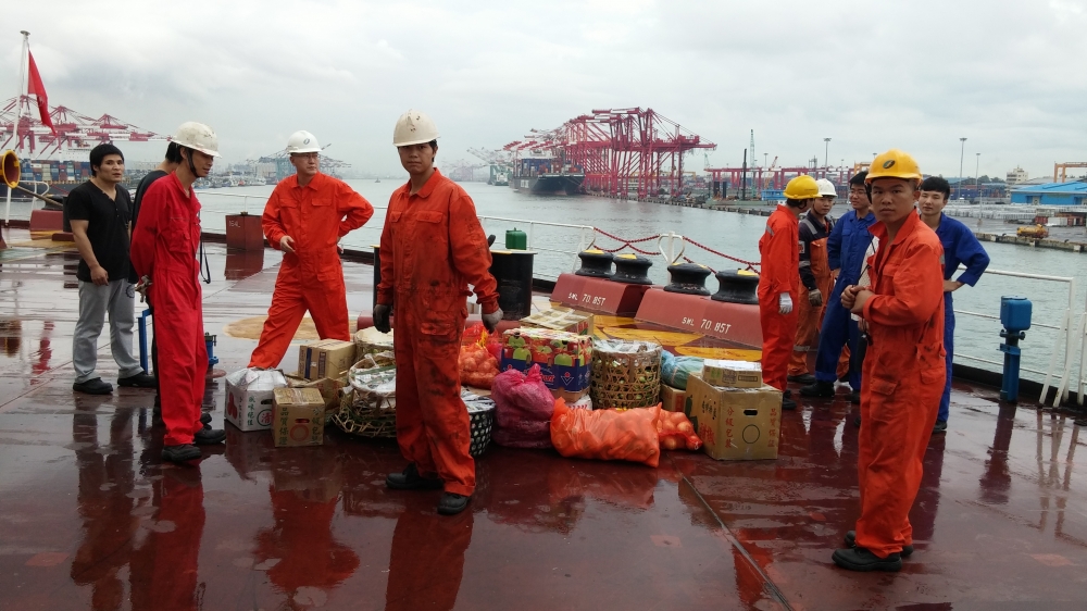 《五星北京》8日接受高雄海員工會最後一次登船補給。（中華海員總工會高雄分會提供）
