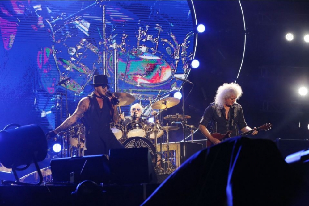英國搖滾樂團「皇后」與美國樂手亞當蘭伯特12日於以色列特拉維夫演出。（取自推特@QueenWillRock）