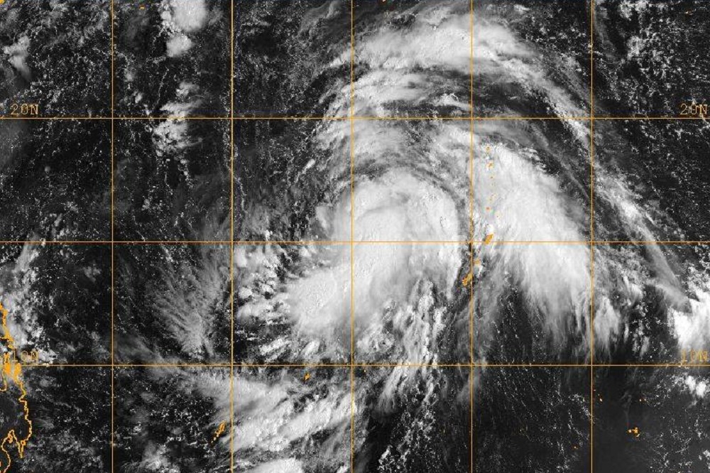 2016年第17號颱風「梅姬」（Megi，南韓命名，鯰魚）23日上午生成，氣象局預報中心主任鄭明典指出，梅姬未來還有增強空間，預計下周一起外圍雲系就會影響台灣。（翻攝自鄭明典臉書）