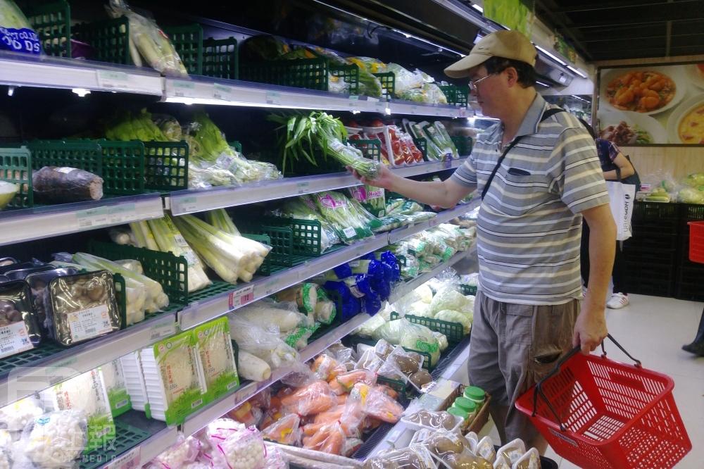 蔬果受颱風來襲影響上漲，葉菜類漲幅約1、2成，果瓜類漲幅達3成。（攝影：葉信菉）