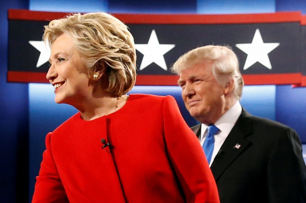26日，希拉蕊（左）與川普進行2016年美國總統大選首場辯論會。（湯森路透）