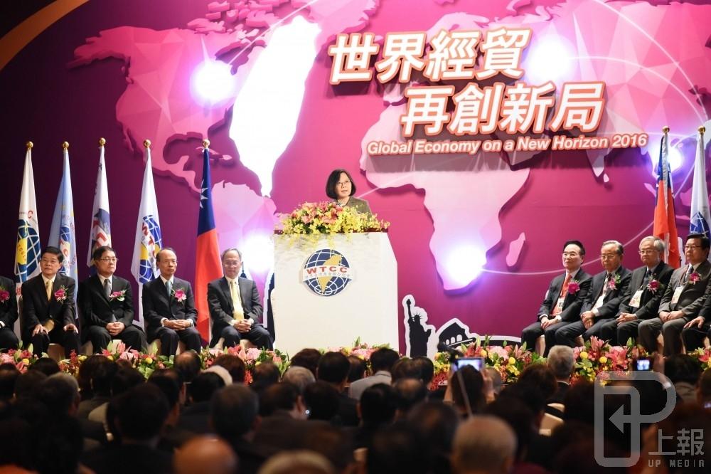 總統蔡英文出席「世界台灣商會聯合總會第22屆年會」開幕典禮時表示，台灣拓展對外關係，需要台商的協助。（攝影：葉信菉）