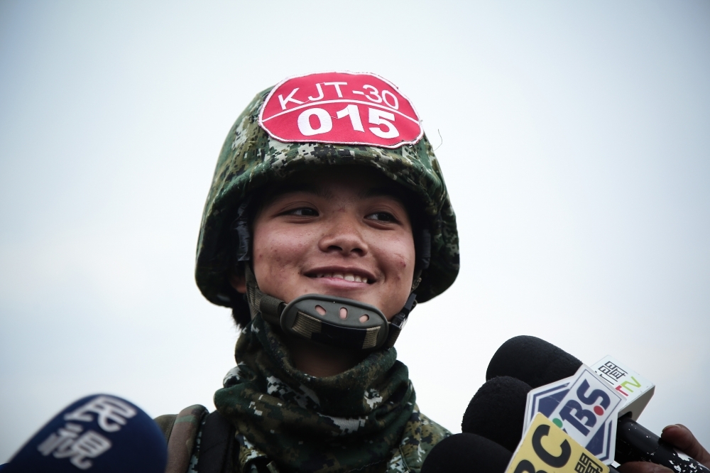 前不久漢光演習時，受到媒體矚目的女上兵徐鈺涵在完成實兵演練任務後，露出開心微笑。（攝影：陳品佑）