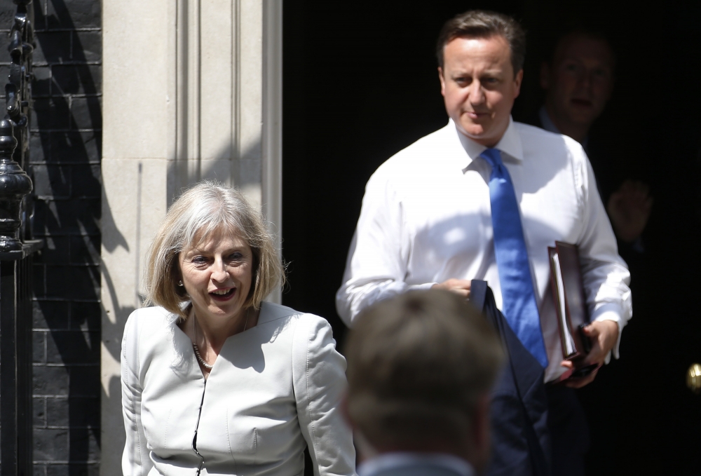 英國經濟表現超乎期待，圖（左）為公投後新上任首相梅伊（Theresa May），圖（右）則為前首相卡麥隆（David Cameron）。（美聯社）
