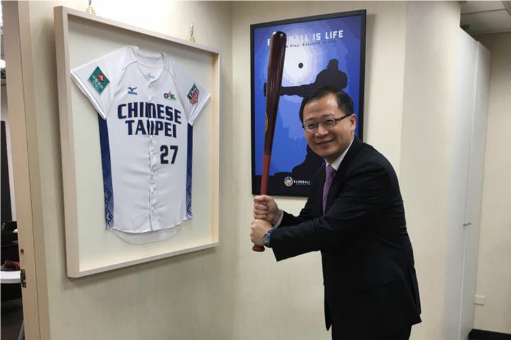由吳志揚擔任會長的中華職棒大聯盟，針對2017世界棒球經典賽（WBC）教頭爭議，2日上午將召開緊急領隊會議，再次進行討論。