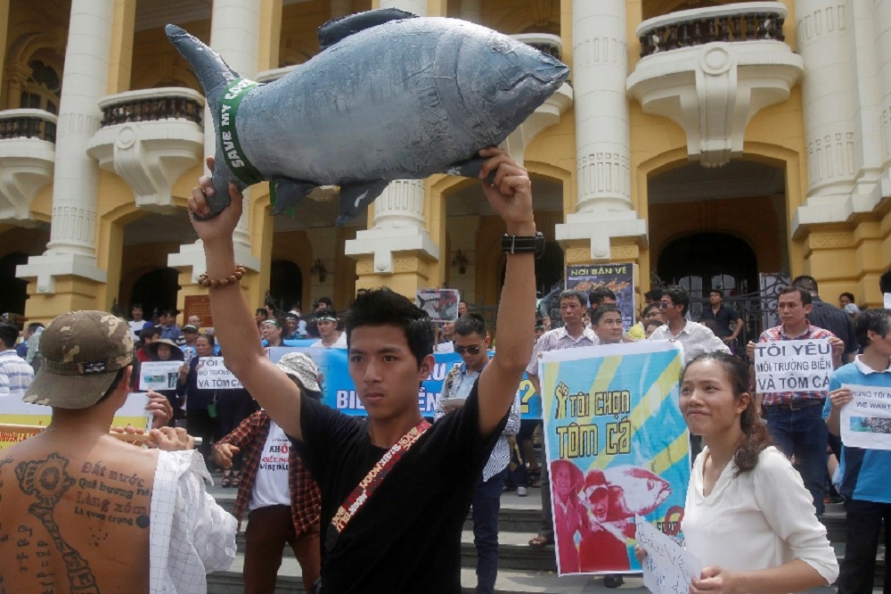 越南台塑河靜鋼廠排放有毒廢水造成海洋生態浩劫，赴近居民多次前往河靜鋼廠示威抗議。（湯森路透）