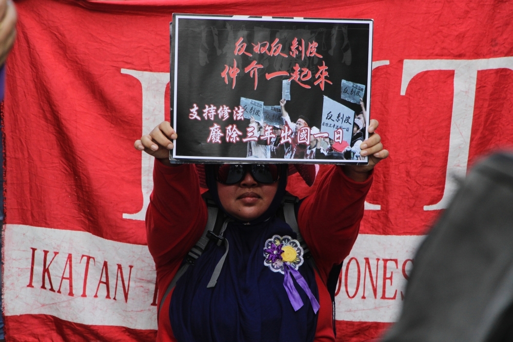 台灣移工聯盟2日下午舉行「反剝皮大遊行」，呼籲政府廢除移工「3年必須出境一天」的規定。（攝影：李隆揆）