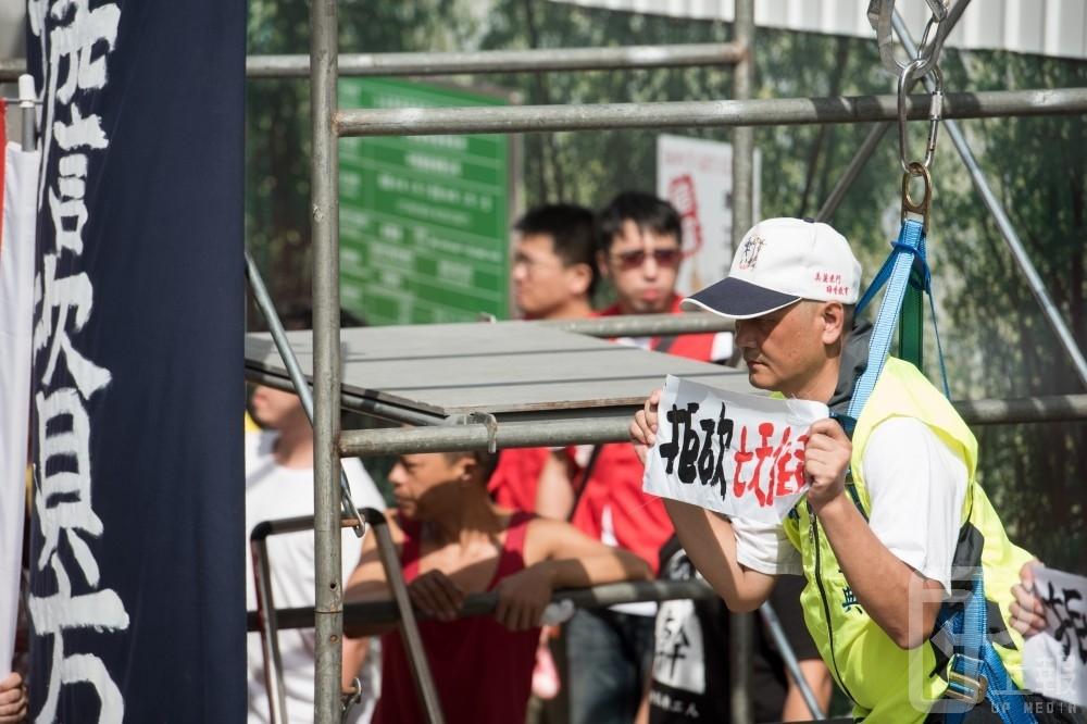 勞工團體5日在立法院外抗議，不滿民進黨版的《勞基法》修正草案，更以懸吊方式表達工人正面臨懸命的狀態。（攝影：李昆翰）