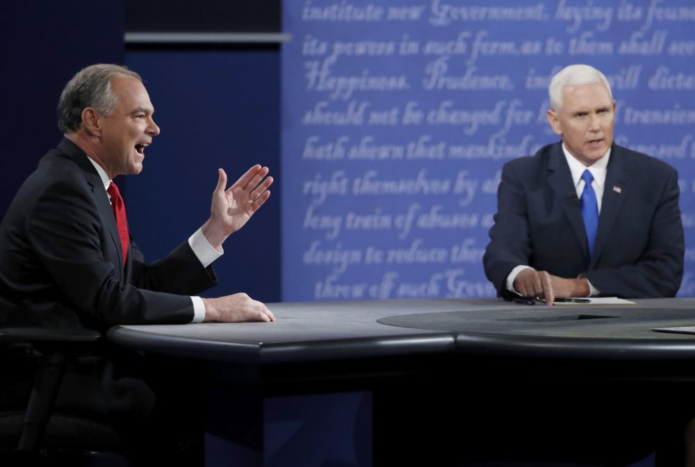 美國民主黨副總統候選人凱恩（左）與共和黨副總統候選人潘斯（右）4日晚間進行辯論。  （湯森路透）