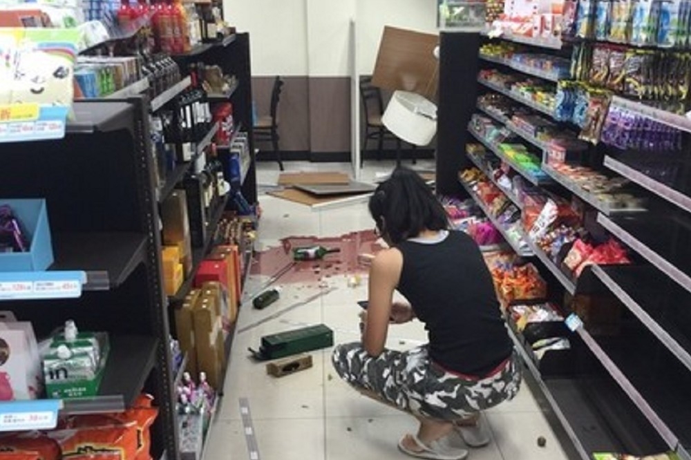 6日深夜11點51分發生芮氏規模6.0地震，綠島最大震度5級，島上唯一一間7-11超商店內物品散落一地，紅酒遭搖落貨架，玻璃碎裂一地。（翻攝自網路）