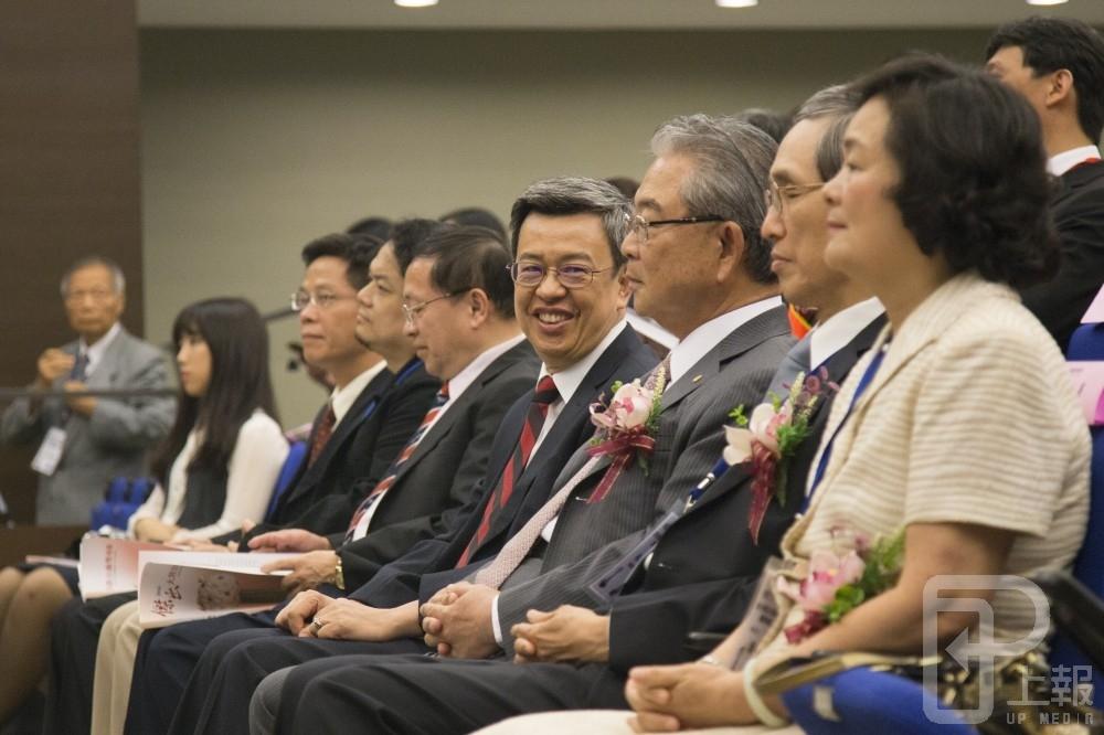 副總統陳建仁7日下午出席「2016傑出大陸台商獎」頒獎典禮，與會的台商們個個表情嚴肅，只有陳副總統一人笑得開心。（攝影：陳駿碩）