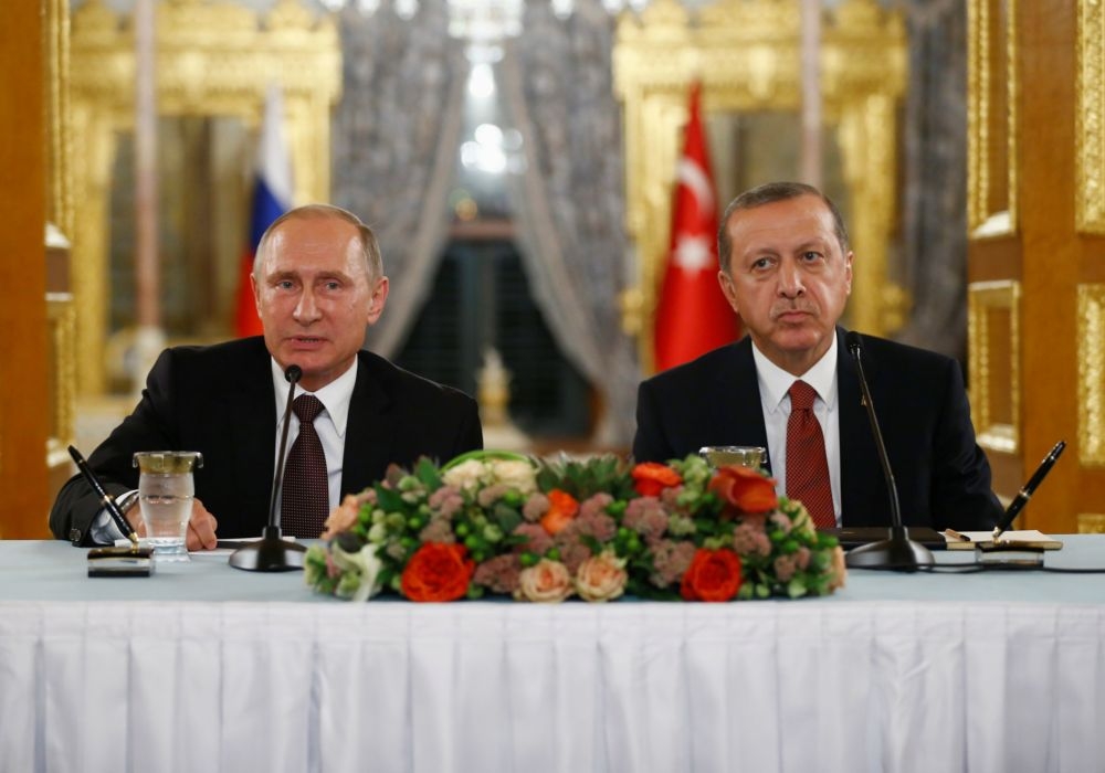 俄羅斯總統普京（左）10日出席在土耳其舉行的世界能源會議，與東道主土耳其總統艾爾多安比鄰而坐。（湯森路透）