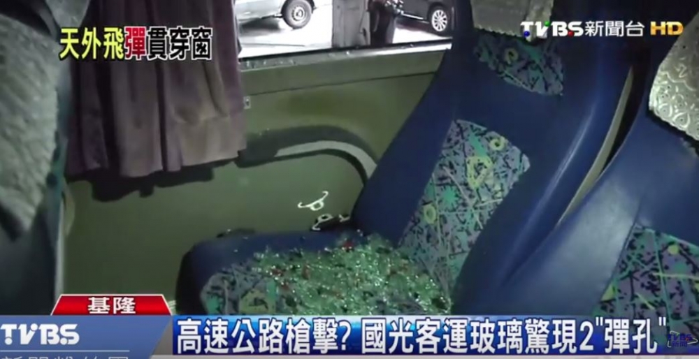 國光客運一輛南下客運車，11日下午在中興隧道前突然砰的一聲，右側整塊玻璃碎裂，碎玻璃散落到椅子上。（翻攝自TVBS）