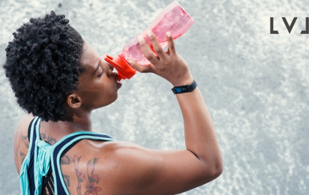 口渴時才喝水太晚了，LVL針對身體狀況，提醒你什麼時候該喝水。（圖片來源：kickstarter）
