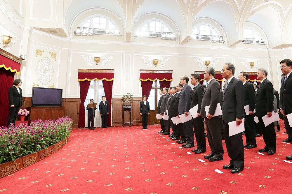 今年6月20日，楊國強（前排左二）才在蔡英文總統的監誓下宣誓就職。（總統府提供）