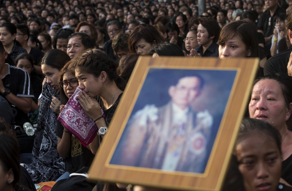 泰國民眾群聚大皇宮廣場，悼念泰王蒲美蓬（Bhumibol Adulyadej）。（美聯社）