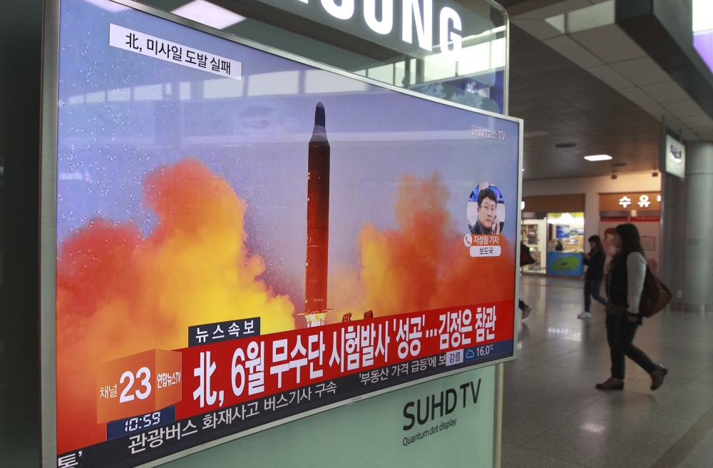 南韓火車站電視螢幕上16日顯示北韓再度發射飛彈。（美聯社）
