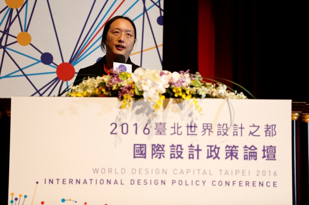 先前多透過VR參與會議的唐鳳，16日現身台北國際會議中心參加國際設計政策論壇。（WDC 提供）