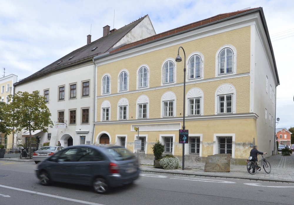圖中三層樓高的黃色房子為希特勒故居，奧地利政府宣布將全面拆除。（美聯社）