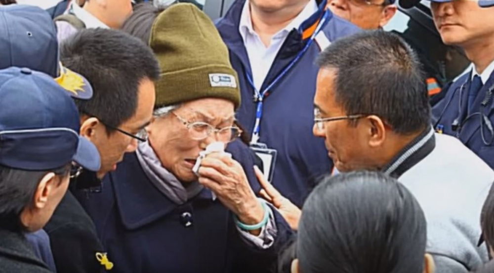 前總統陳水扁（左者）獲准出席「阿母的目屎…向陳水扁總統致敬音樂會」，會上將演唱由陳水扁創作改編的歌曲《阿母的目屎》。（翻攝自陳致中臉書）