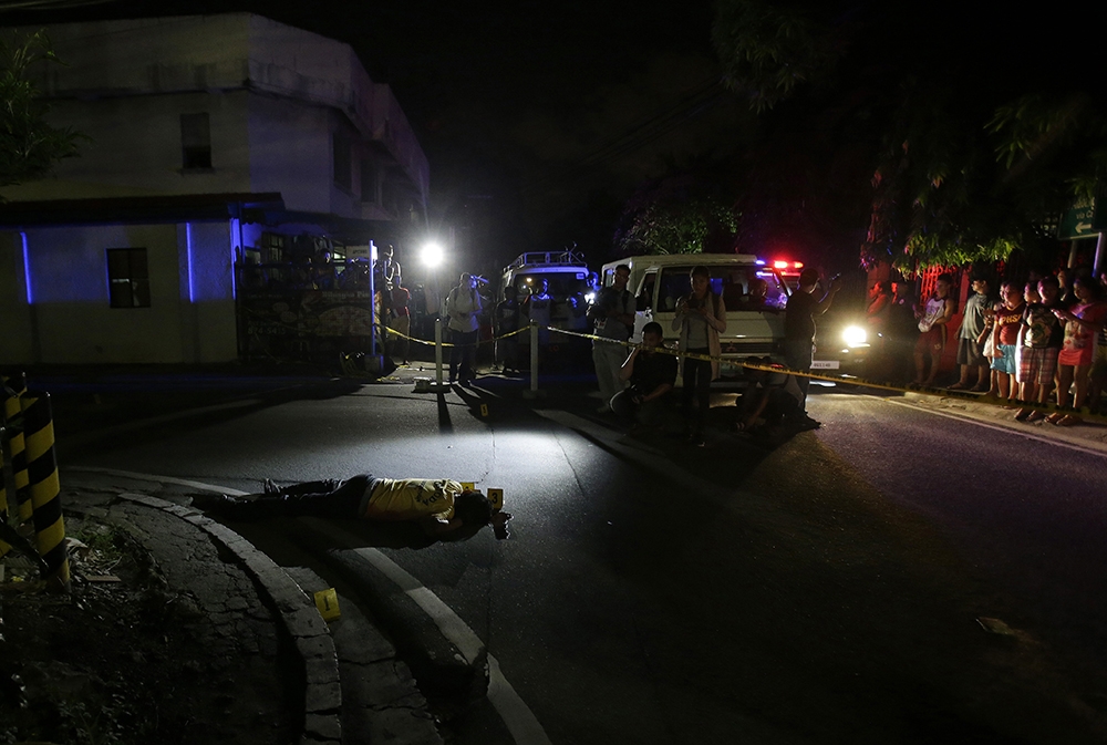 被聲稱是疑似毒品成癮者的馬切洛，於馬尼拉南方城市的路上，遭不明人士槍殺身亡。（美聯社）