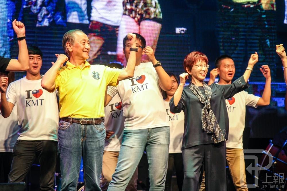 國民黨主席洪秀柱23日晚間與新黨主席郁慕明同台，除大跳時下流行的PPAP舞蹈外，更表示最近滿腹「薪」事，但強調「該做的事要做」，絕不放棄理想。（攝影：蘇郁晴）
