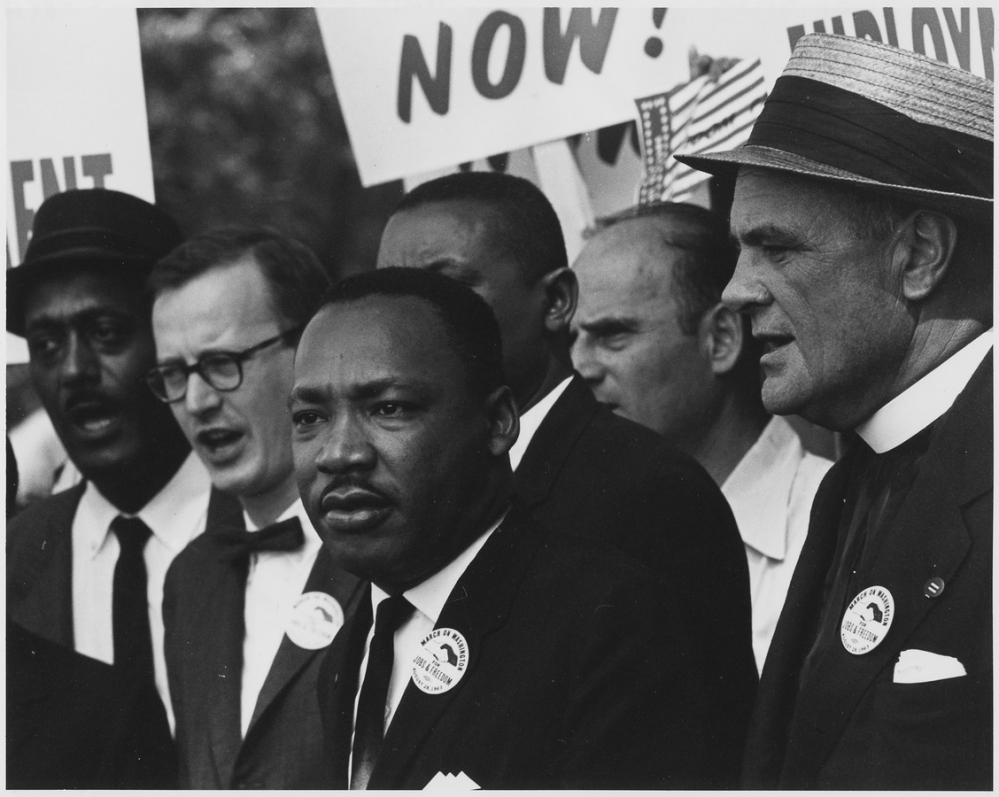 美國人將每年一月的第三個星期一訂為馬丁路德紀念日，以此反思美國不同種族間追求平等發展史的歷程。（維基百科）
