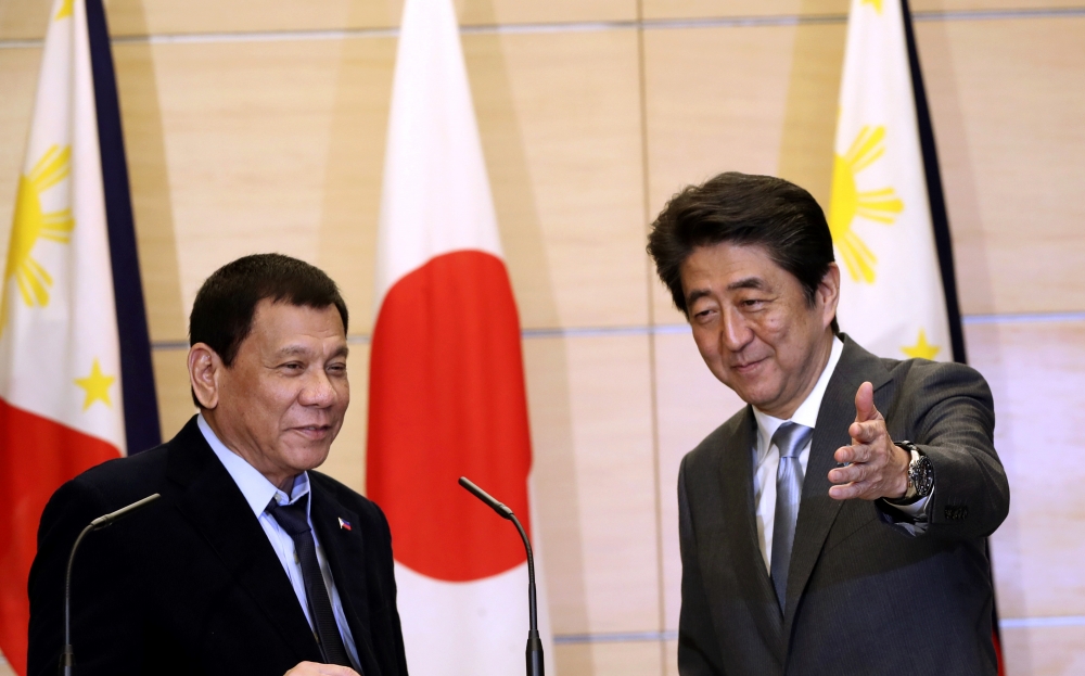 日本首相安倍晉三、菲律賓總統杜特蒂在東京舉行聯合記者會。（美聯社）