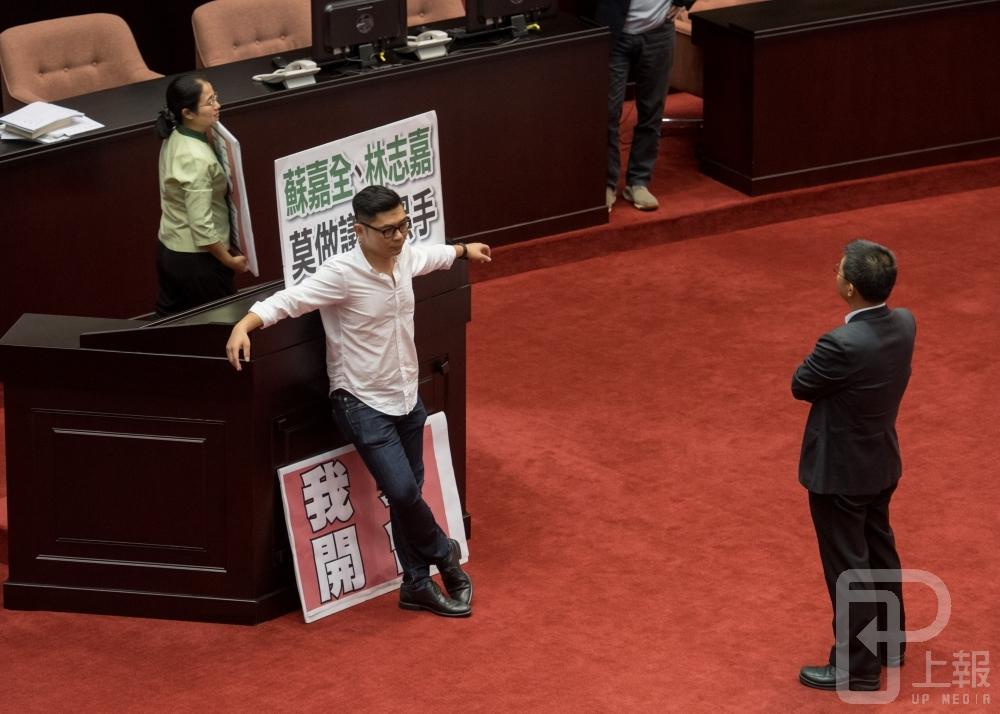 國民黨黨團於28日繼續發動杯葛，立委許毓仁也參與其中進行一個「防守」的動作。（攝影：李昆翰）