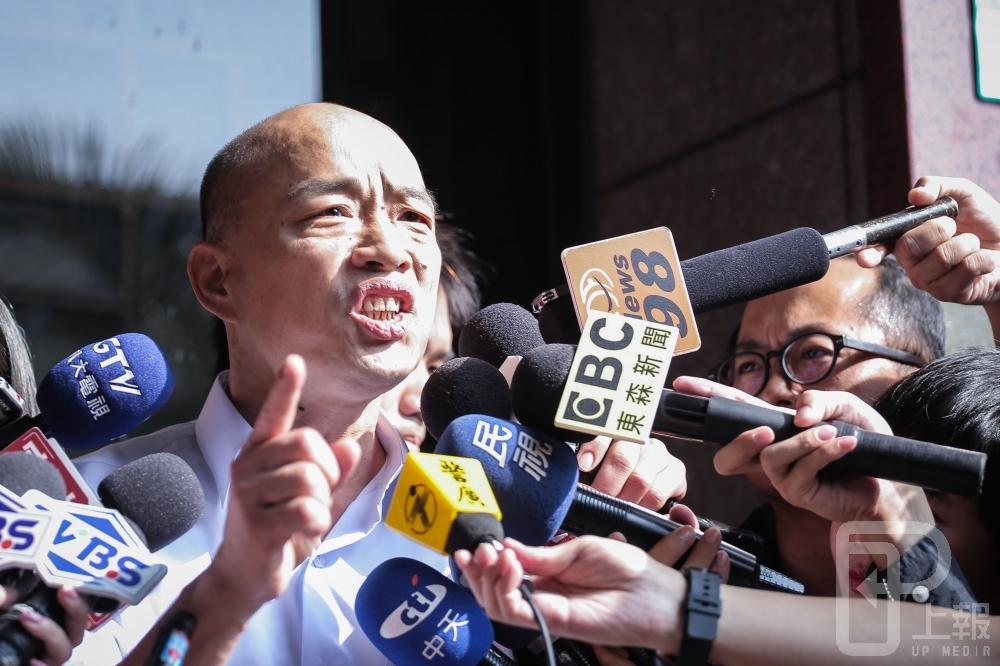 針對段宜康連日對台北農產的指控，總經理韓國瑜於下午2時到台北地檢署按鈴控告段宜康誹謗。（攝影：陳品佑）